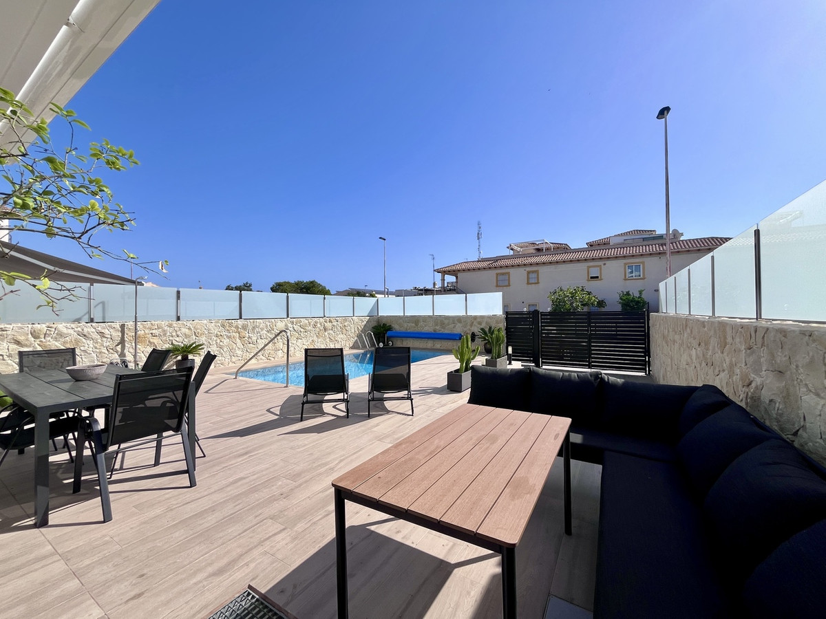 For sale - 4 Bedroom 3 Bathroom House - Detached Villa in Orihuela - Punta Prima  - Alicante