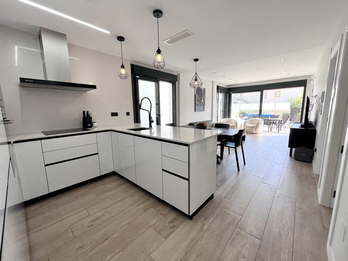 For sale - 4 Bedroom 3 Bathroom House - Detached Villa in Orihuela - Punta Prima  - Alicante