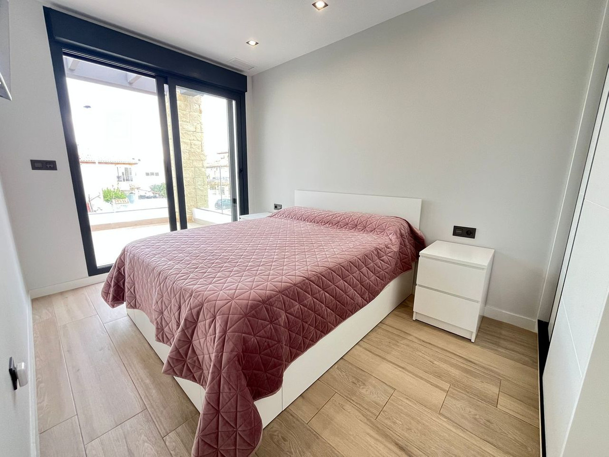 For sale - 4 Bedroom 3 Bathroom House - Detached Villa in Orihuela - Punta Prima  - Alicante