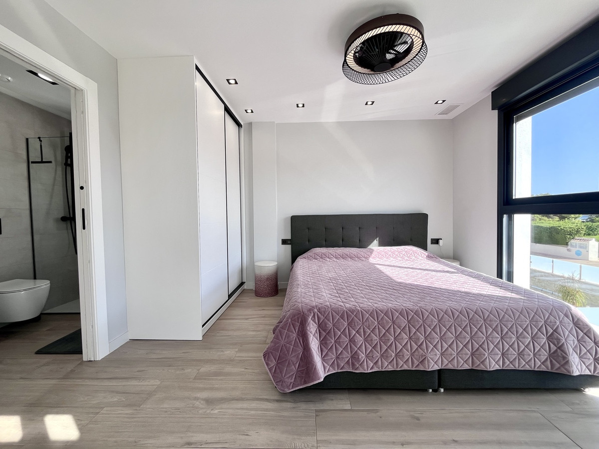 For sale - 4 Bedroom 3 Bathroom House - Detached Villa in Orihuela - Punta Prima  - Alicante