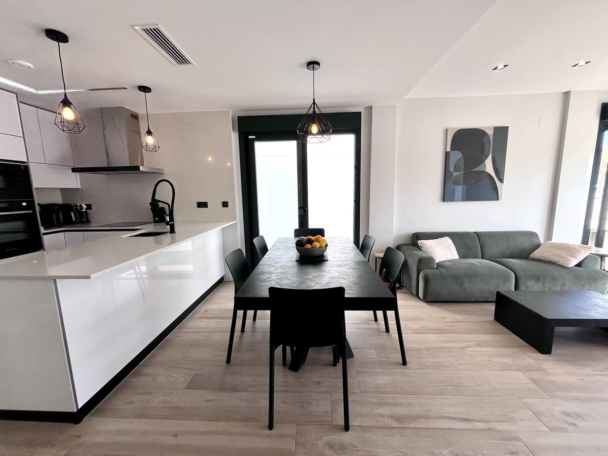 For sale - 4 Bedroom 3 Bathroom House - Detached Villa in Orihuela - Punta Prima  - Alicante