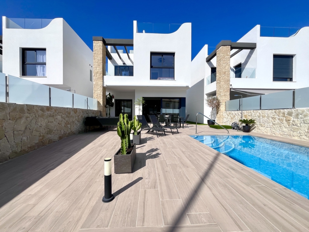 4 Bedroom 3 Bathroom House - Detached Villa in Orihuela
