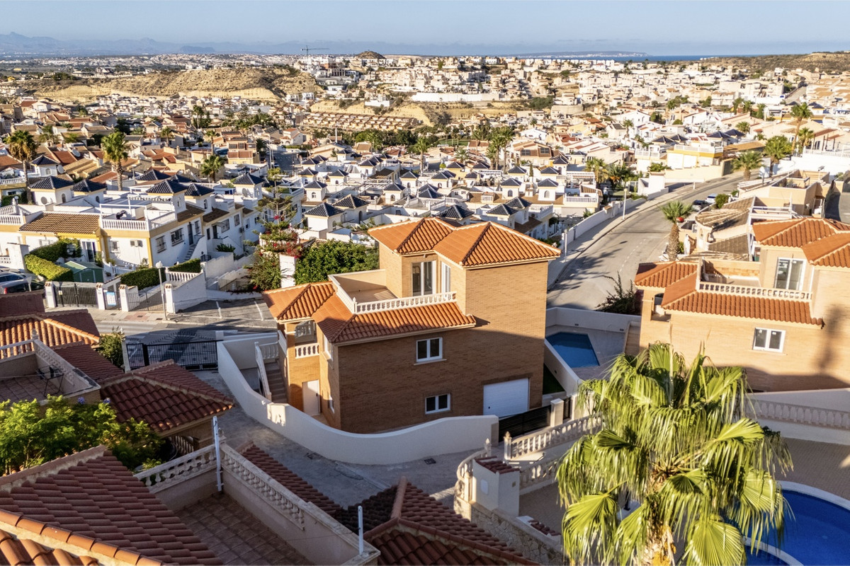 For sale - 4 Bedroom 3 Bathroom House - Detached Villa in Rojales - Rojales Centro  - Alicante