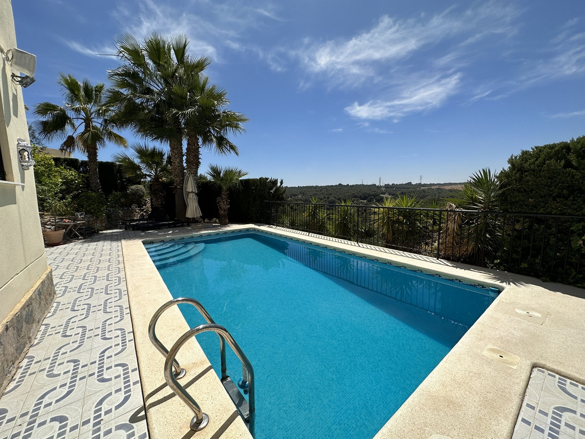 For sale - 5 Bedroom 4 Bathroom House - Detached Villa in Orihuela - Villamartin  - Alicante