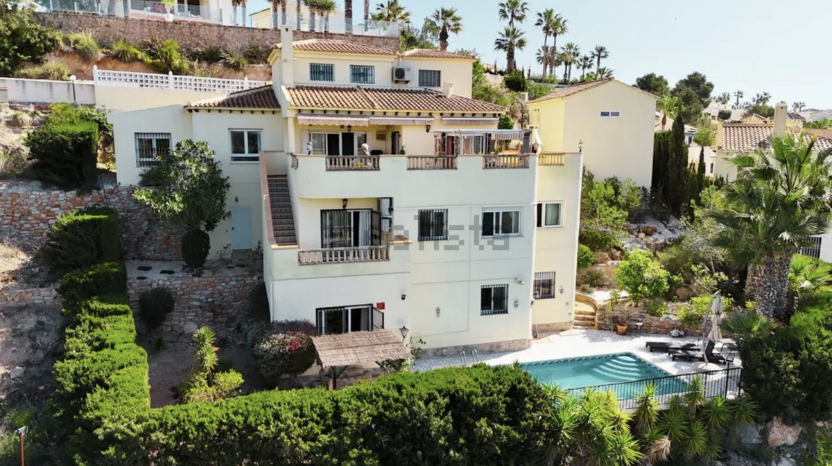 For sale - 5 Bedroom 4 Bathroom House - Detached Villa in Orihuela - Villamartin  - Alicante