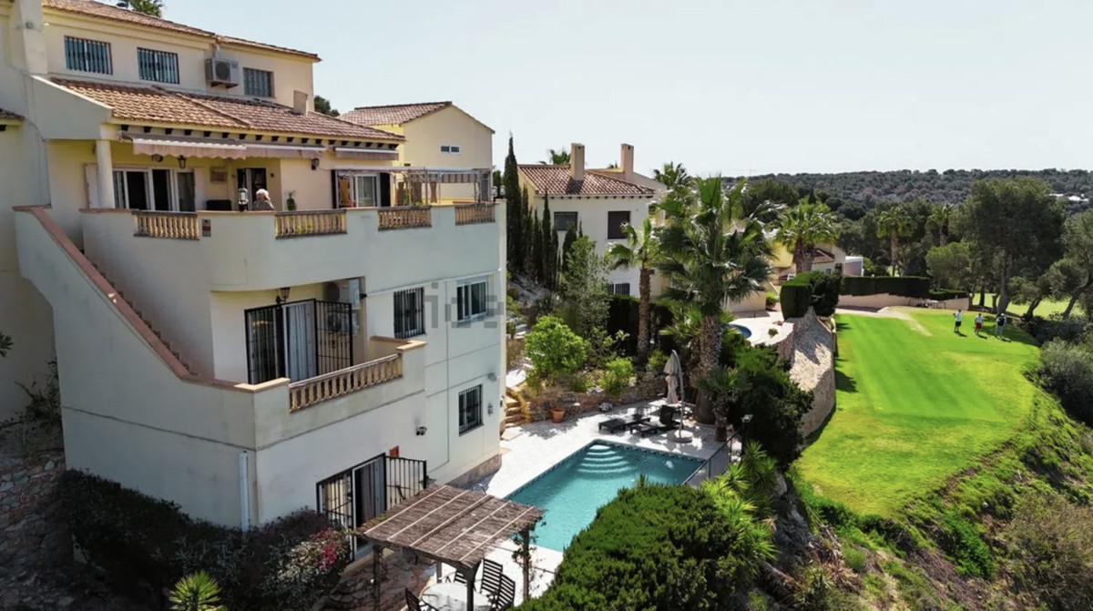 For sale - 5 Bedroom 4 Bathroom House - Detached Villa in Orihuela - Villamartin  - Alicante