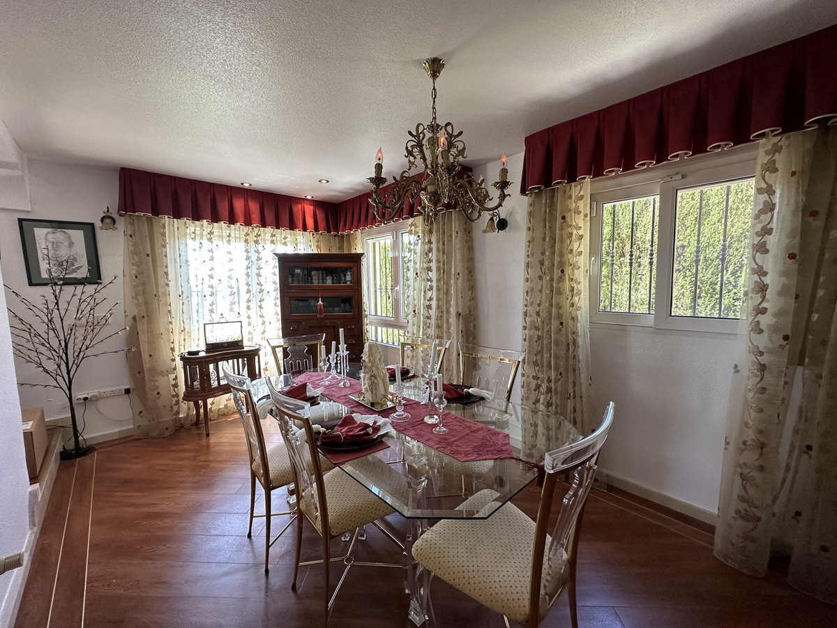 For sale - 5 Bedroom 4 Bathroom House - Detached Villa in Orihuela - Villamartin  - Alicante