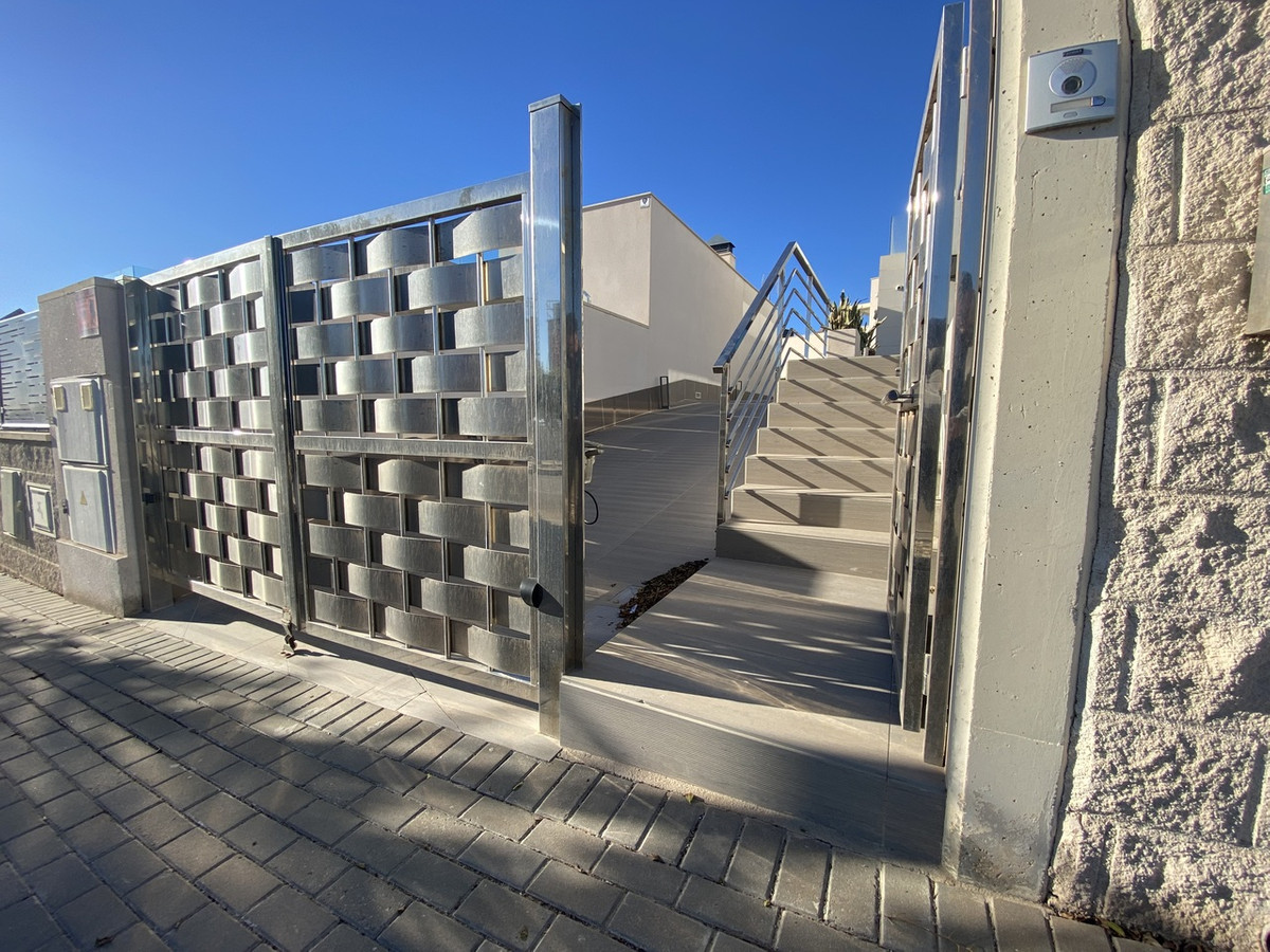 For sale - 5 Bedroom 4 Bathroom House - Detached Villa in Orihuela - Dehesa de Campoamor  - Alicante