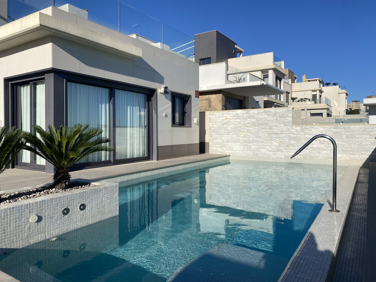 For sale - 5 Bedroom 4 Bathroom House - Detached Villa in Orihuela - Dehesa de Campoamor  - Alicante