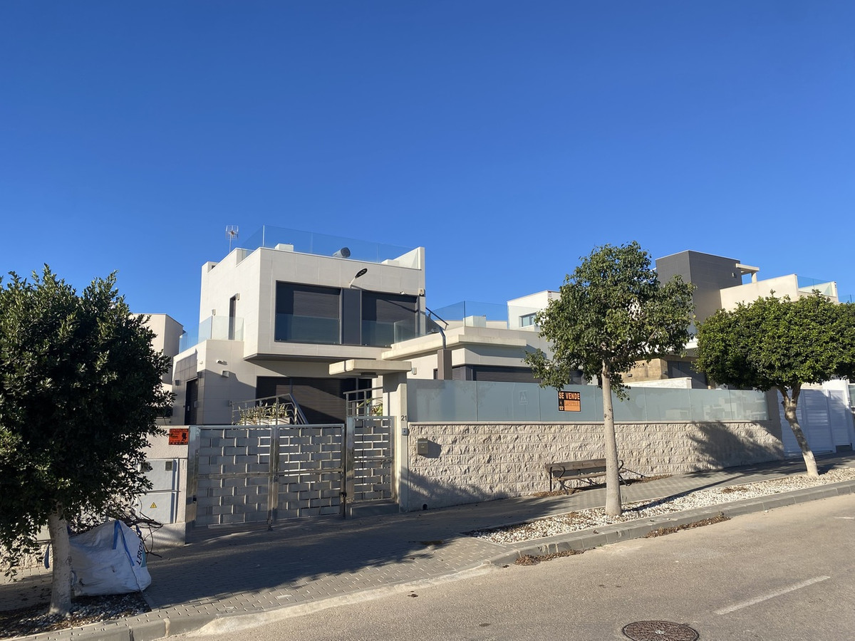 For sale - 5 Bedroom 4 Bathroom House - Detached Villa in Orihuela - Dehesa de Campoamor  - Alicante
