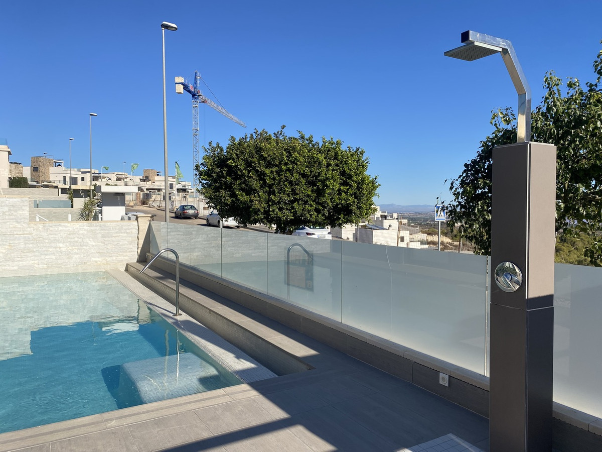 For sale - 5 Bedroom 4 Bathroom House - Detached Villa in Orihuela - Dehesa de Campoamor  - Alicante