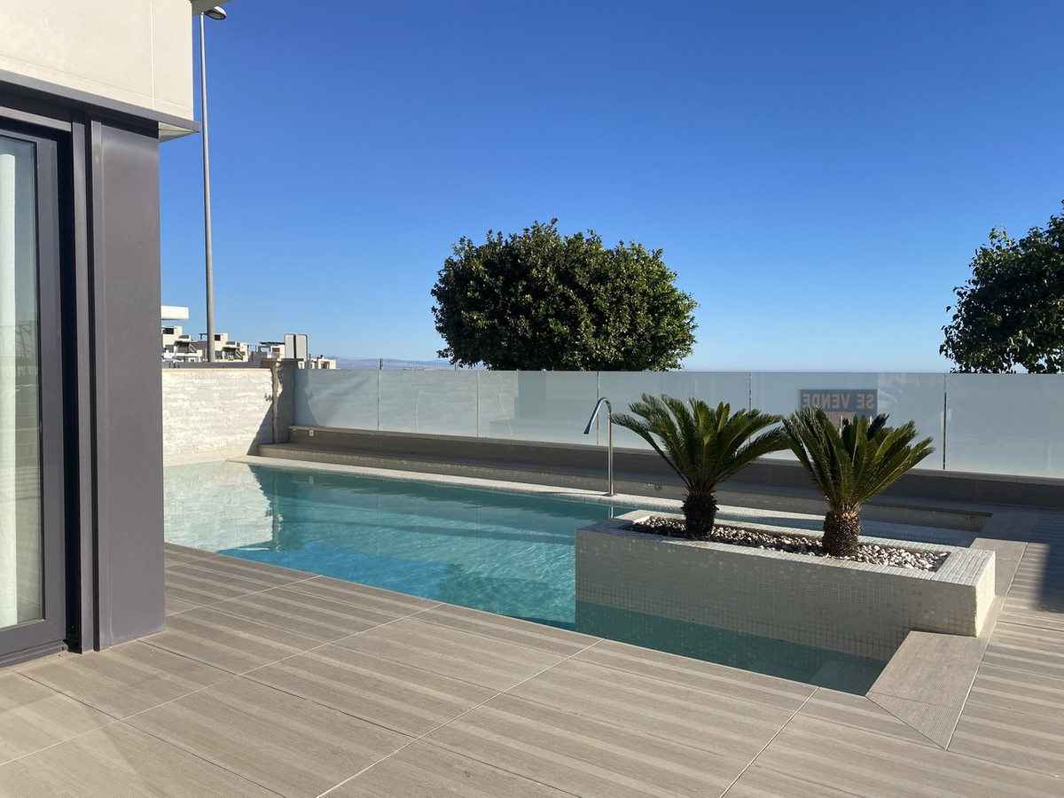 For sale - 5 Bedroom 4 Bathroom House - Detached Villa in Orihuela - Dehesa de Campoamor  - Alicante