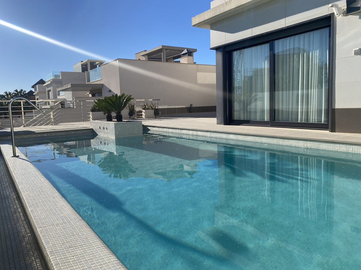 For sale - 5 Bedroom 4 Bathroom House - Detached Villa in Orihuela - Dehesa de Campoamor  - Alicante