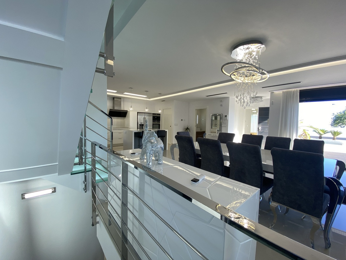 For sale - 5 Bedroom 4 Bathroom House - Detached Villa in Orihuela - Dehesa de Campoamor  - Alicante