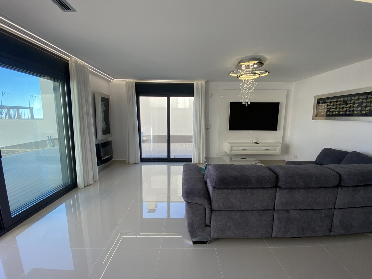 For sale - 5 Bedroom 4 Bathroom House - Detached Villa in Orihuela - Dehesa de Campoamor  - Alicante