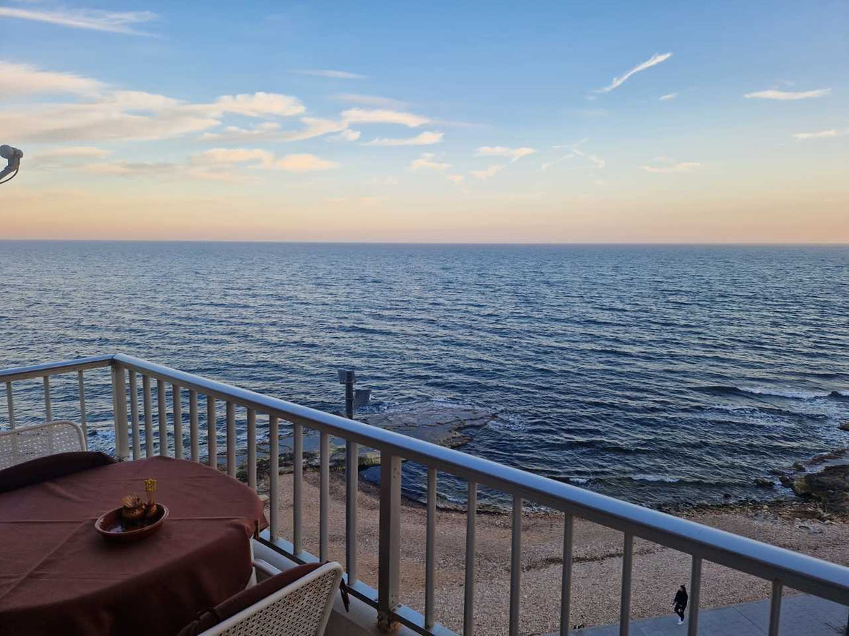For sale - 3 Bedroom 1 Bathroom Apartment - Middle Floor Apartment in Torrevieja - Torrevieja Centro  - Alicante