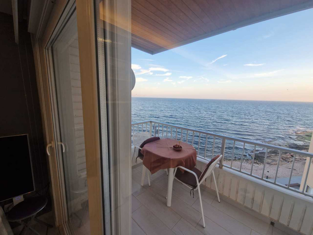 For sale - 3 Bedroom 1 Bathroom Apartment - Middle Floor Apartment in Torrevieja - Torrevieja Centro  - Alicante