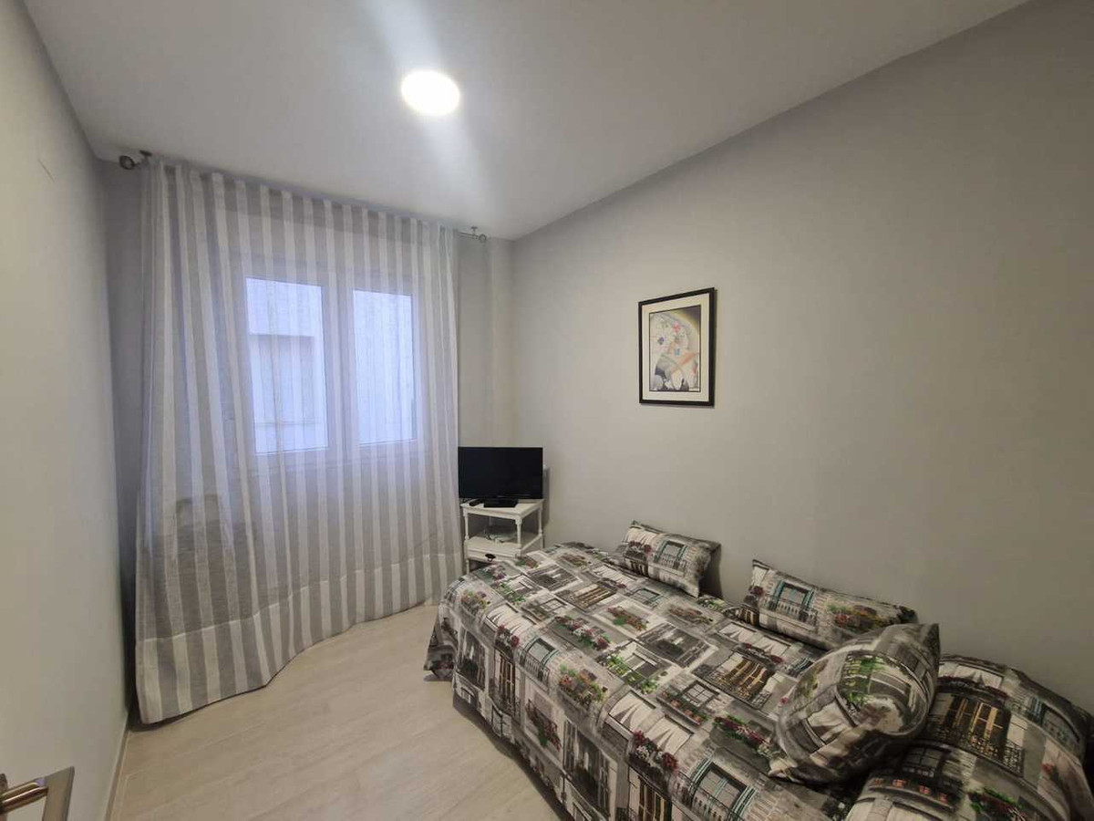 For sale - 3 Bedroom 1 Bathroom Apartment - Middle Floor Apartment in Torrevieja - Torrevieja Centro  - Alicante