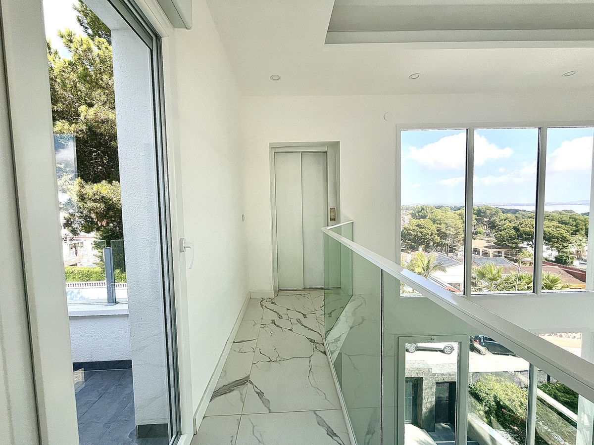 For sale - 6 Bedroom 4 Bathroom House - Detached Villa in Orihuela - Los Balcones  - Alicante