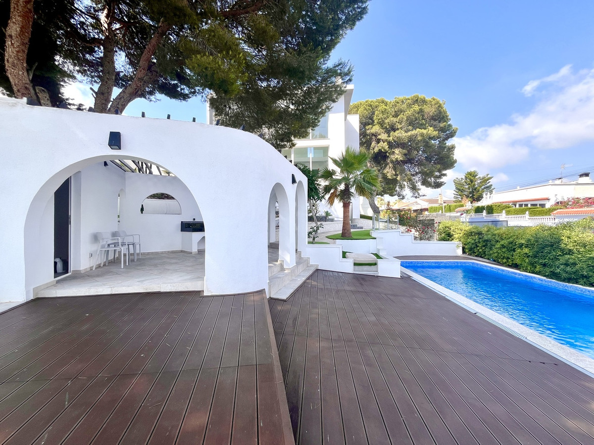 For sale - 6 Bedroom 4 Bathroom House - Detached Villa in Orihuela - Los Balcones  - Alicante