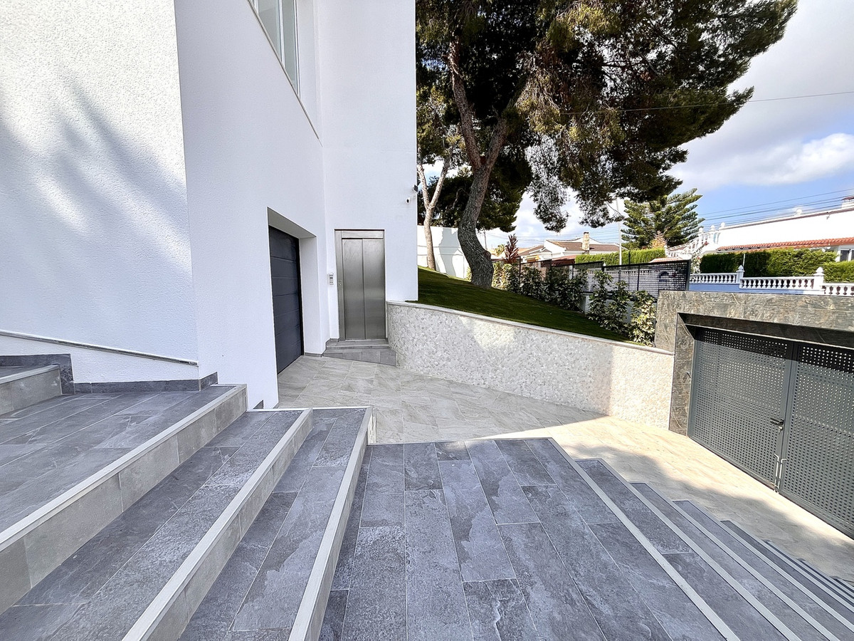 For sale - 6 Bedroom 4 Bathroom House - Detached Villa in Orihuela - Los Balcones  - Alicante