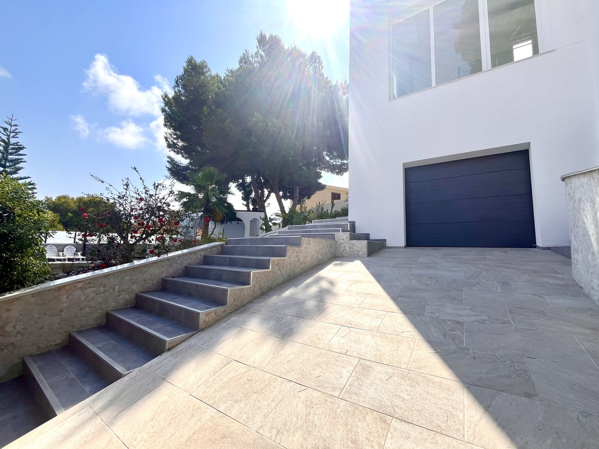 For sale - 6 Bedroom 4 Bathroom House - Detached Villa in Orihuela - Los Balcones  - Alicante