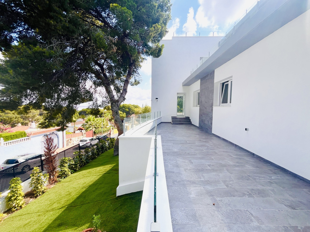 For sale - 6 Bedroom 4 Bathroom House - Detached Villa in Orihuela - Los Balcones  - Alicante