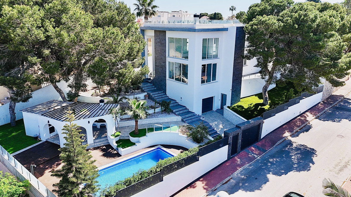 For sale - 6 Bedroom 4 Bathroom House - Detached Villa in Orihuela - Los Balcones  - Alicante
