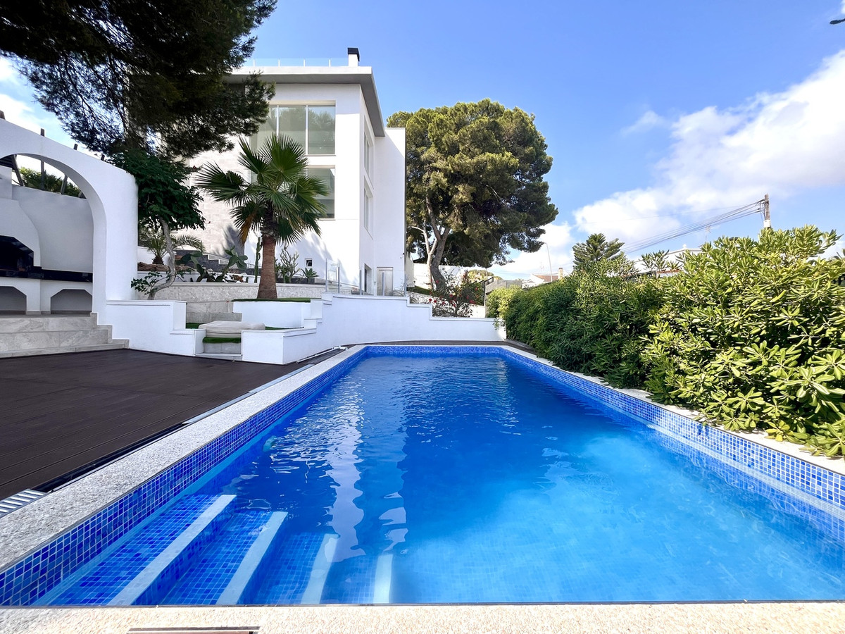 For sale - 6 Bedroom 4 Bathroom House - Detached Villa in Orihuela - Los Balcones  - Alicante
