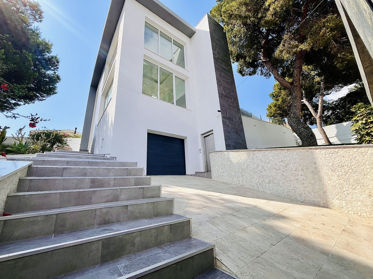 For sale - 6 Bedroom 4 Bathroom House - Detached Villa in Orihuela - Los Balcones  - Alicante