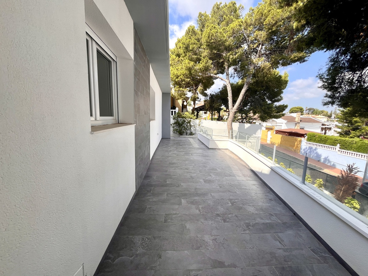 For sale - 6 Bedroom 4 Bathroom House - Detached Villa in Orihuela - Los Balcones  - Alicante