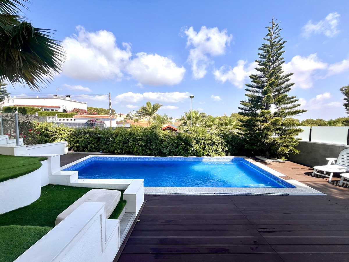 For sale - 6 Bedroom 4 Bathroom House - Detached Villa in Orihuela - Los Balcones  - Alicante