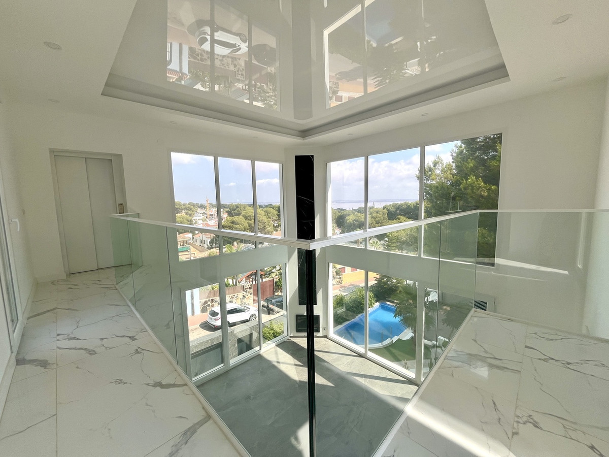 For sale - 6 Bedroom 4 Bathroom House - Detached Villa in Orihuela - Los Balcones  - Alicante