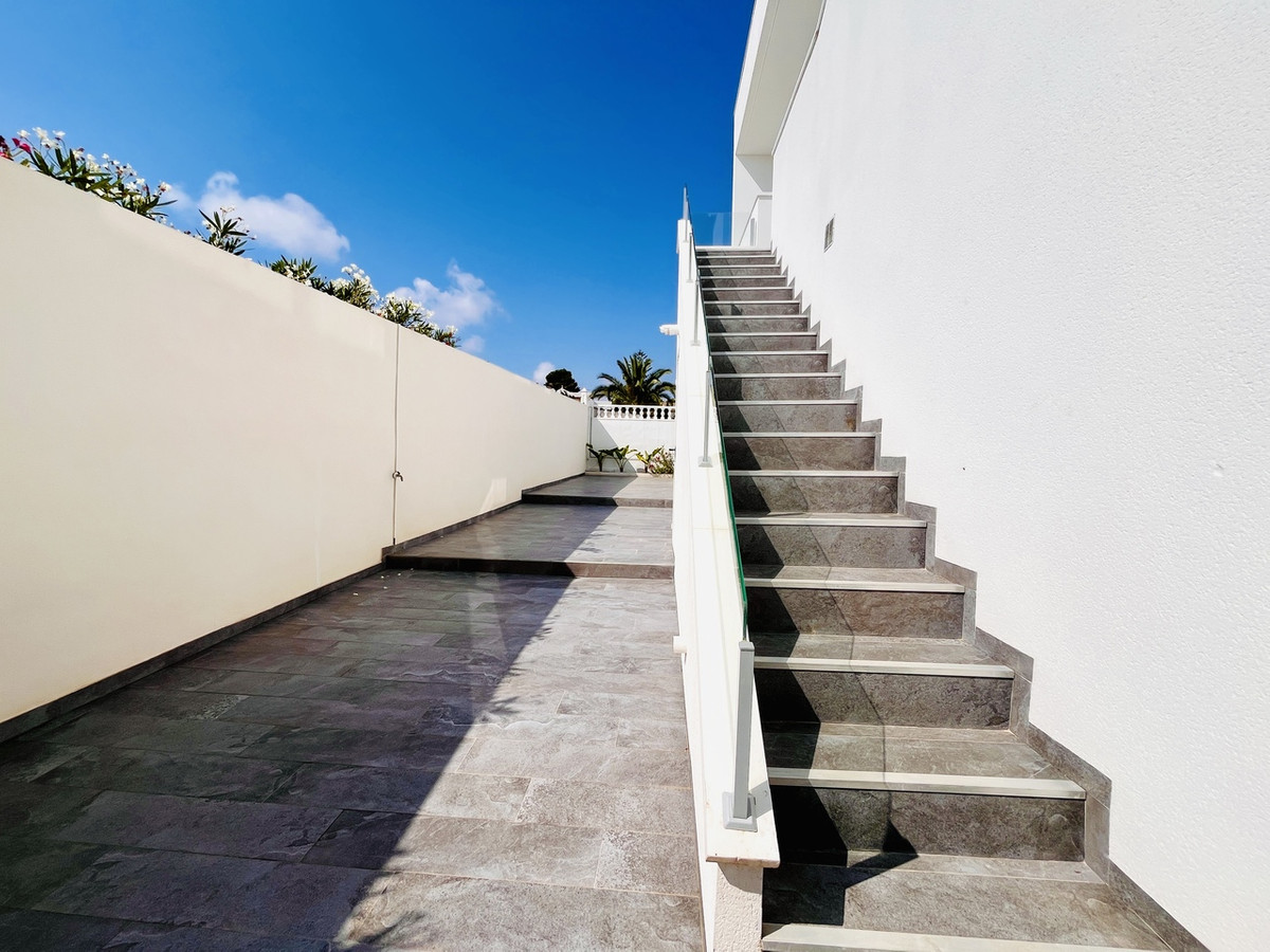 For sale - 6 Bedroom 4 Bathroom House - Detached Villa in Orihuela - Los Balcones  - Alicante