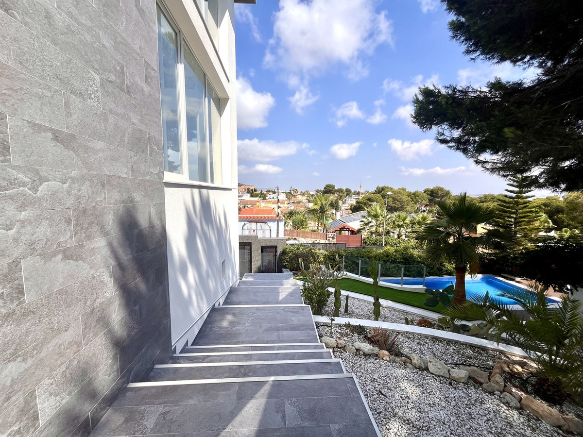 For sale - 6 Bedroom 4 Bathroom House - Detached Villa in Orihuela - Los Balcones  - Alicante