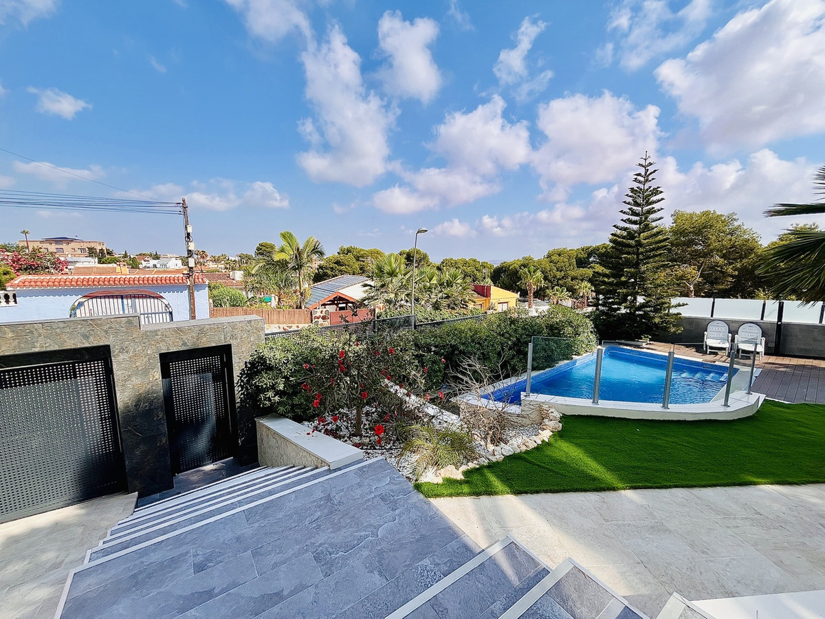 For sale - 6 Bedroom 4 Bathroom House - Detached Villa in Orihuela - Los Balcones  - Alicante