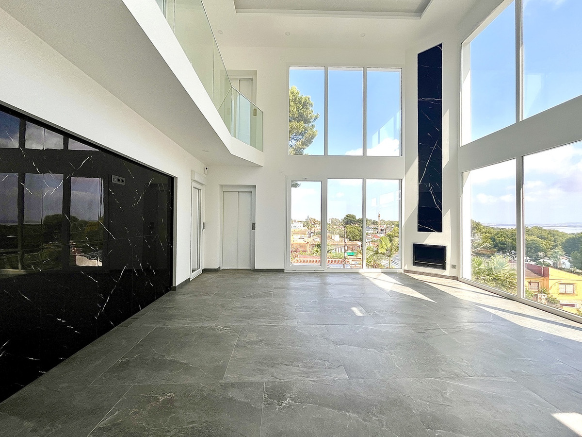 For sale - 6 Bedroom 4 Bathroom House - Detached Villa in Orihuela - Los Balcones  - Alicante