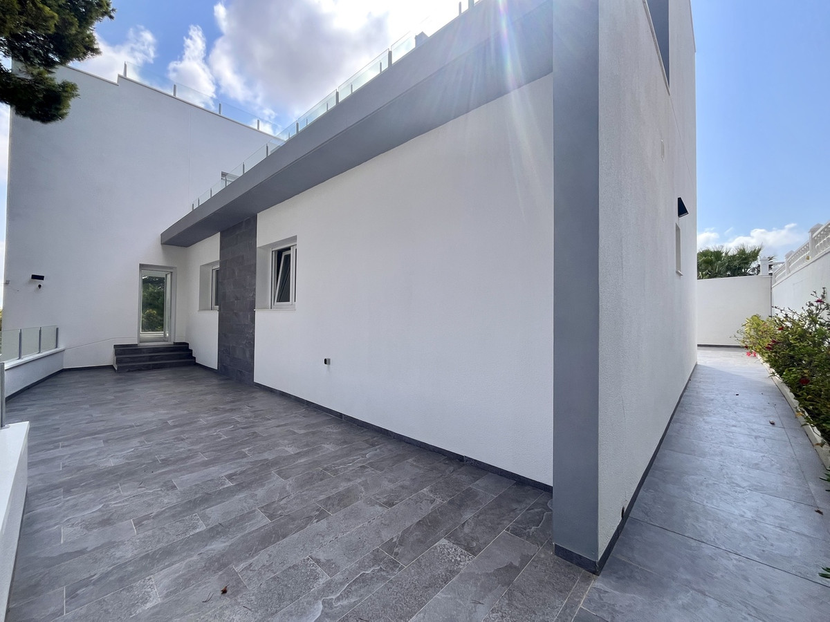 For sale - 6 Bedroom 4 Bathroom House - Detached Villa in Orihuela - Los Balcones  - Alicante