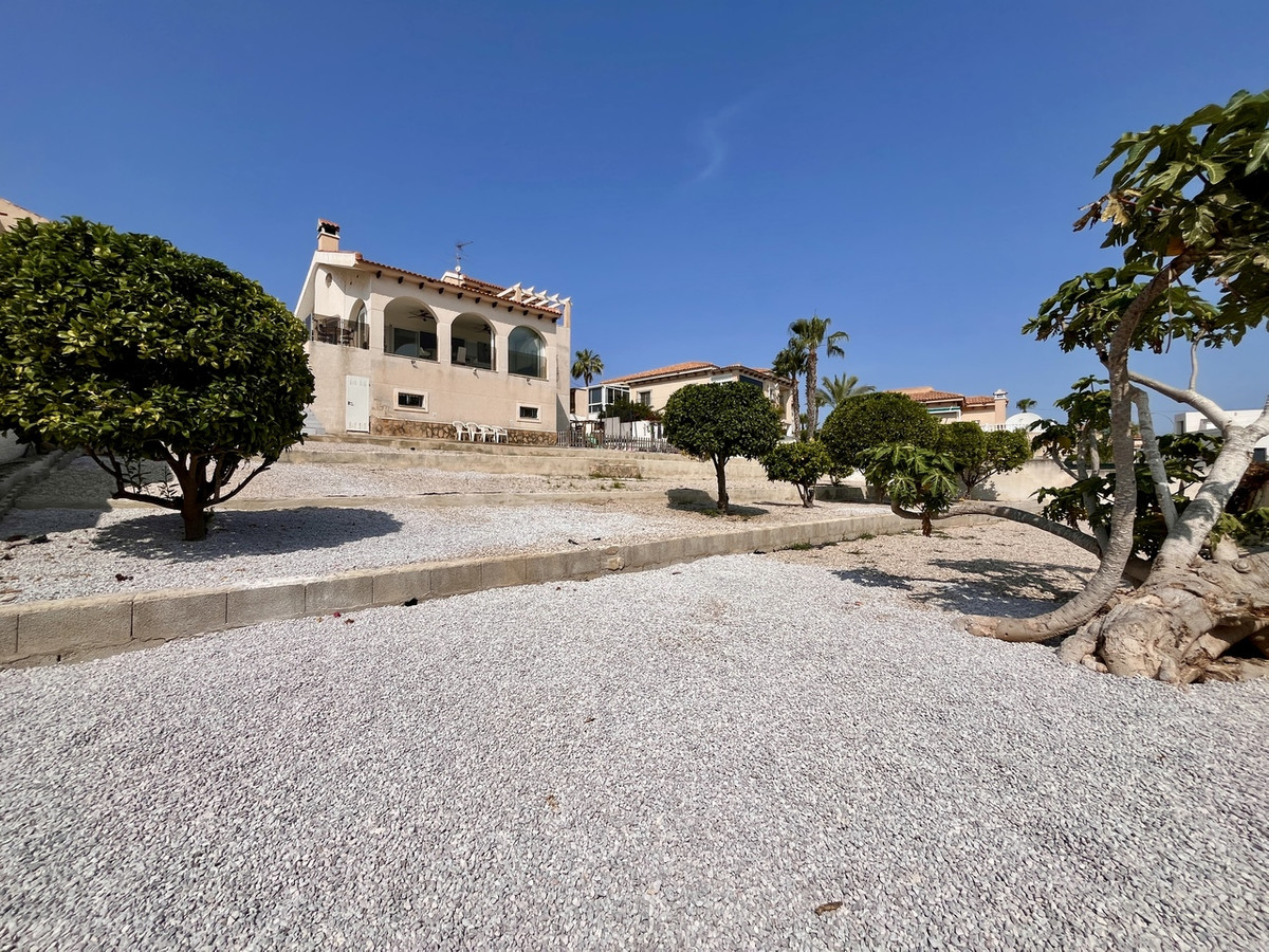 For sale - 5 Bedroom 3 Bathroom House - Detached Villa in San Miguel de Salinas - San Miguel de Salinas Centro  - Alicante