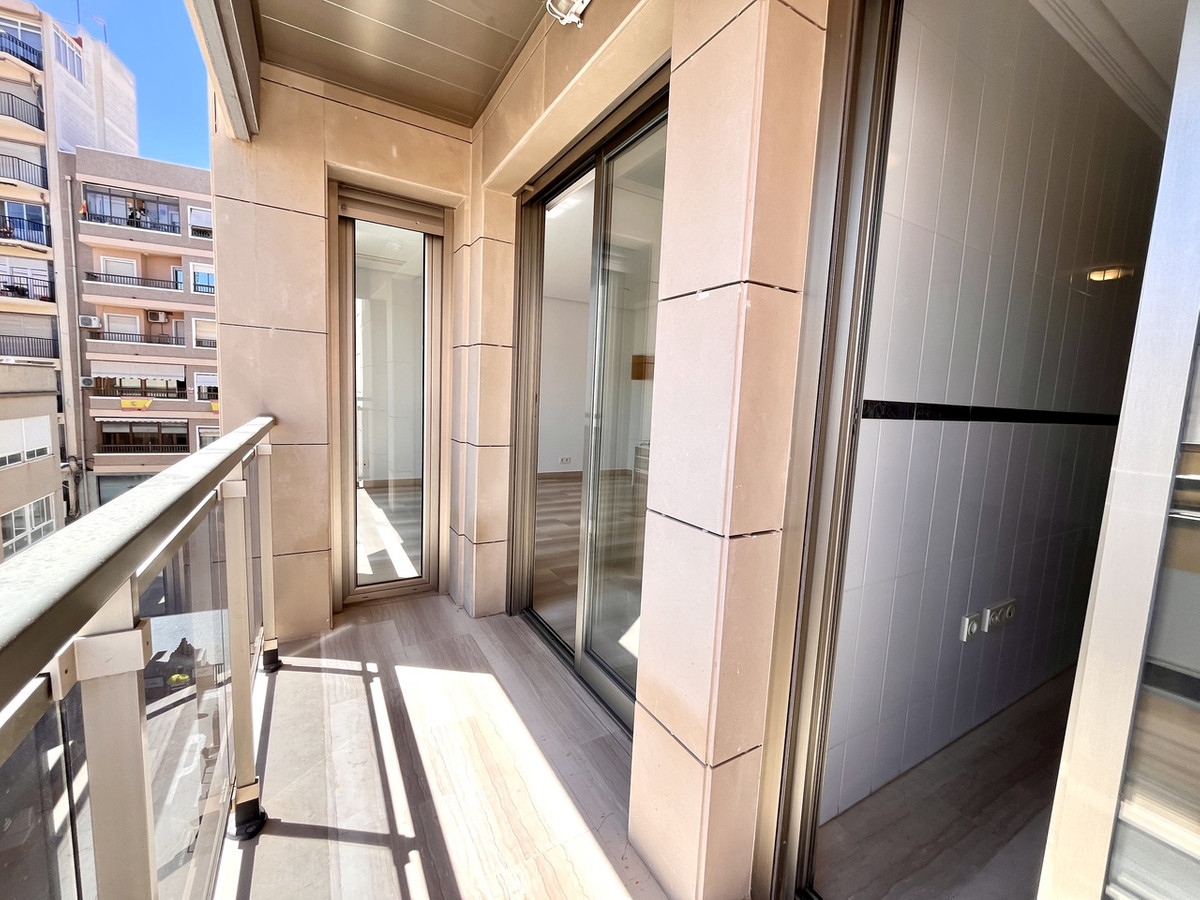 For sale - 4 Bedroom 2 Bathroom Apartment - Middle Floor Apartment in Santa Pola - Santa Pola Centro  - Alicante