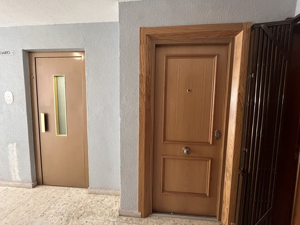 For sale - 3 Bedroom 1 Bathroom Apartment - Middle Floor Apartment in Torrevieja - Torrevieja Centro  - Alicante