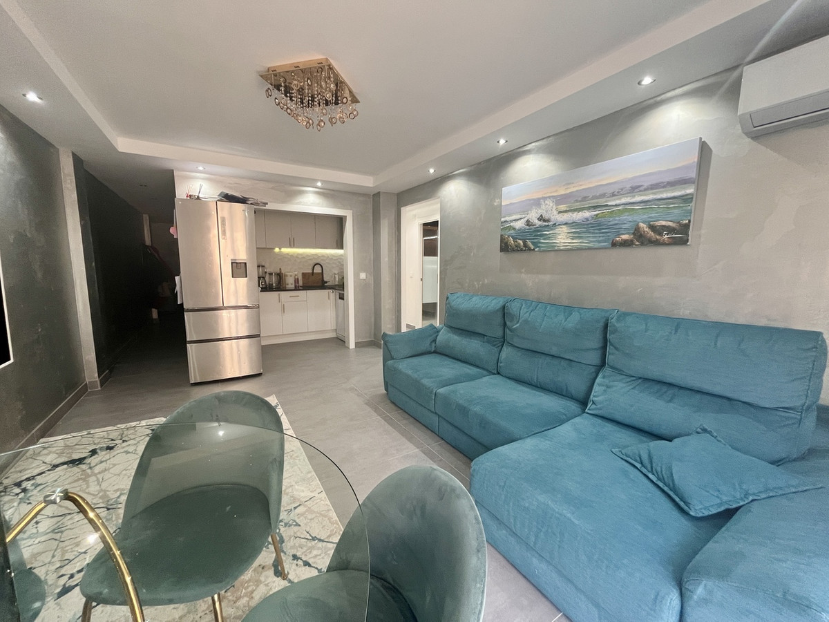 For sale - 3 Bedroom 1 Bathroom Apartment - Middle Floor Apartment in Torrevieja - Torrevieja Centro  - Alicante