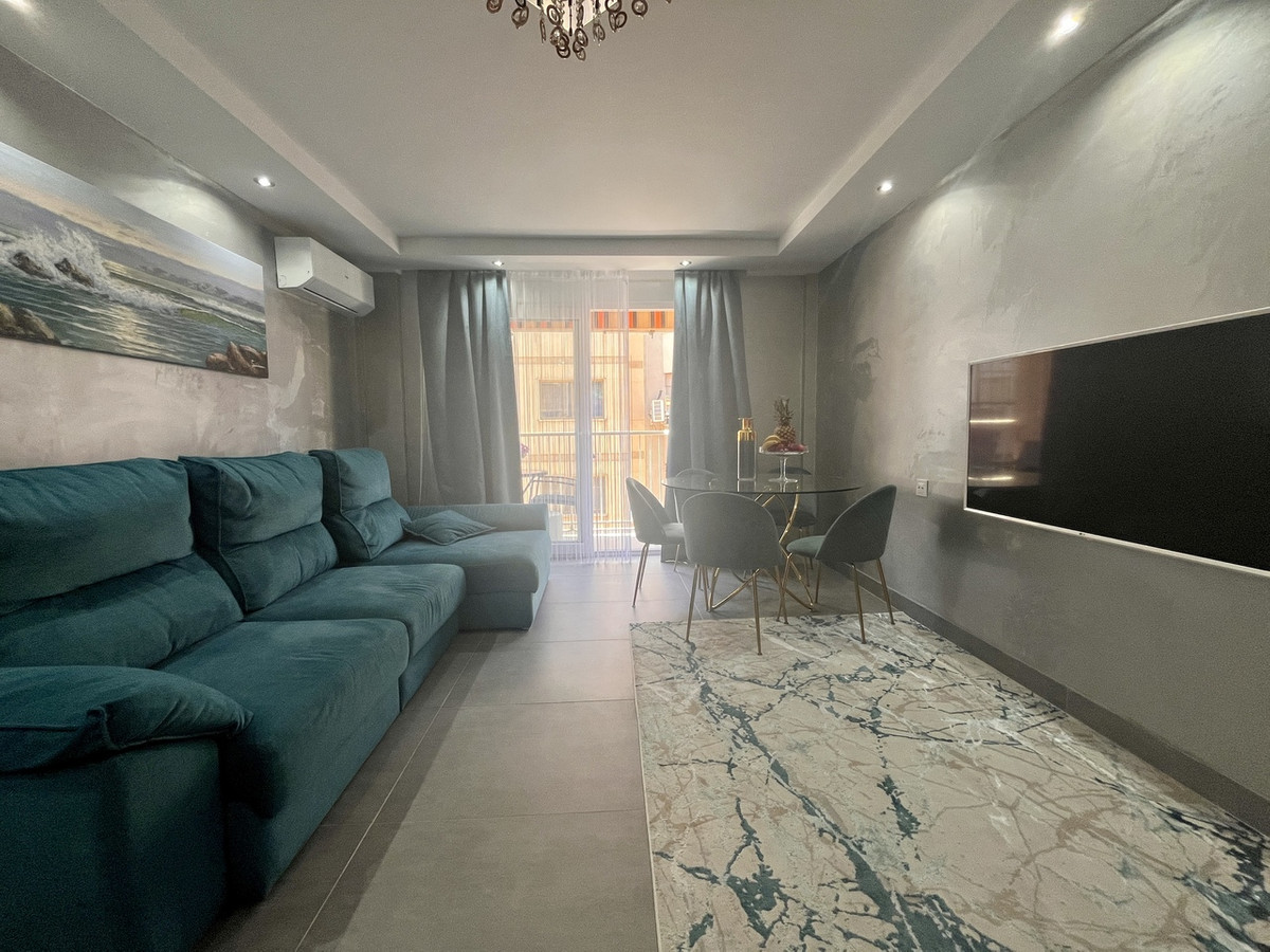 For sale - 3 Bedroom 1 Bathroom Apartment - Middle Floor Apartment in Torrevieja - Torrevieja Centro  - Alicante