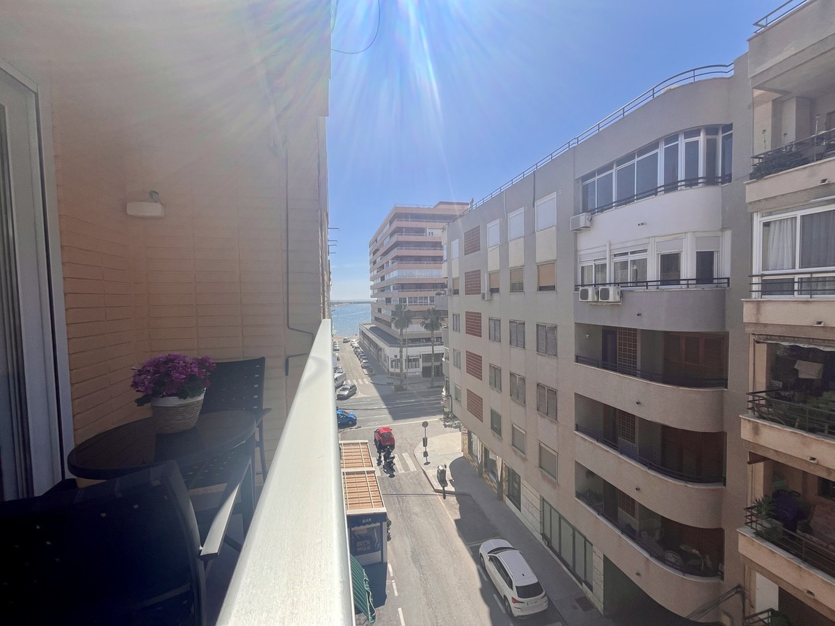 For sale - 3 Bedroom 1 Bathroom Apartment - Middle Floor Apartment in Torrevieja - Torrevieja Centro  - Alicante