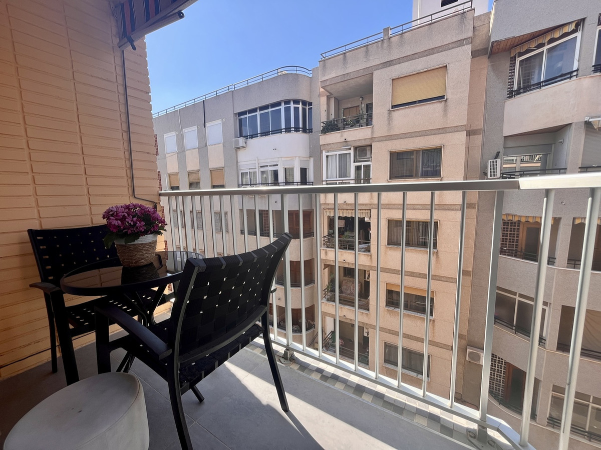 For sale - 3 Bedroom 1 Bathroom Apartment - Middle Floor Apartment in Torrevieja - Torrevieja Centro  - Alicante