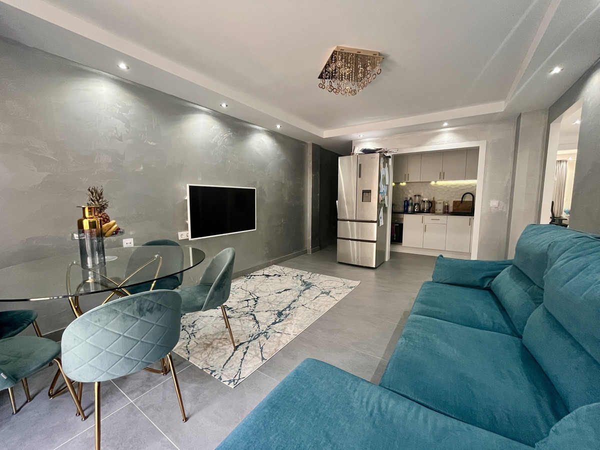 For sale - 3 Bedroom 1 Bathroom Apartment - Middle Floor Apartment in Torrevieja - Torrevieja Centro  - Alicante