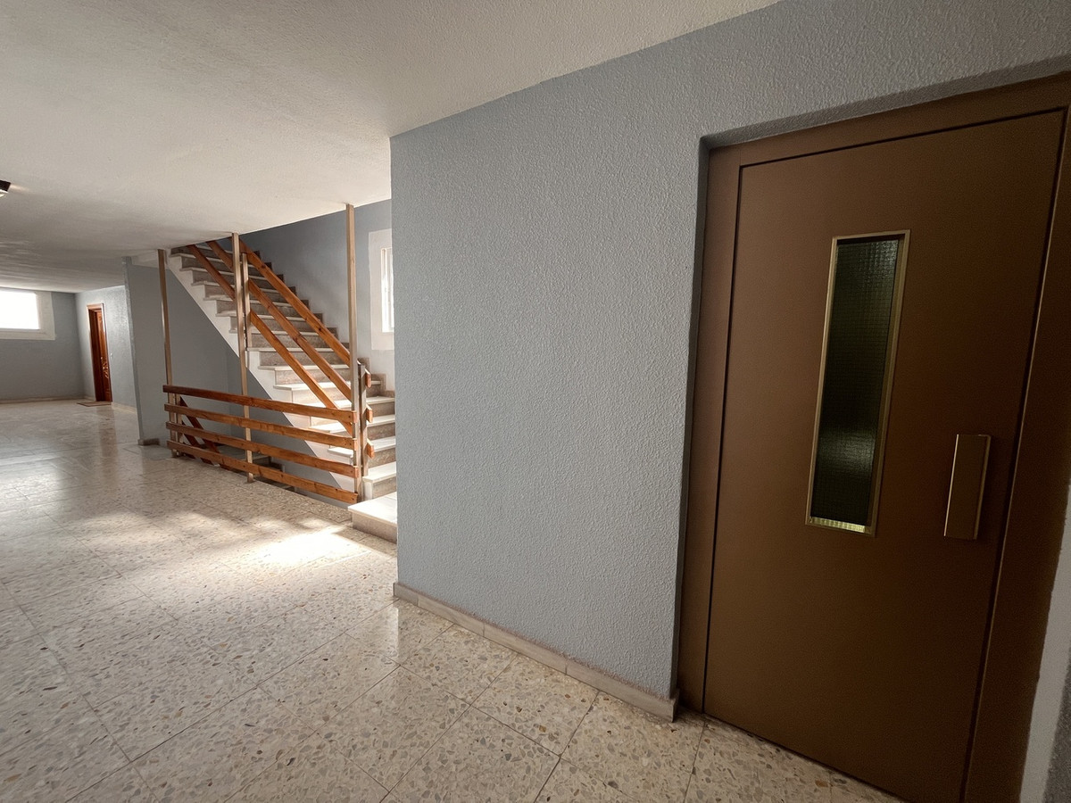 For sale - 3 Bedroom 1 Bathroom Apartment - Middle Floor Apartment in Torrevieja - Torrevieja Centro  - Alicante