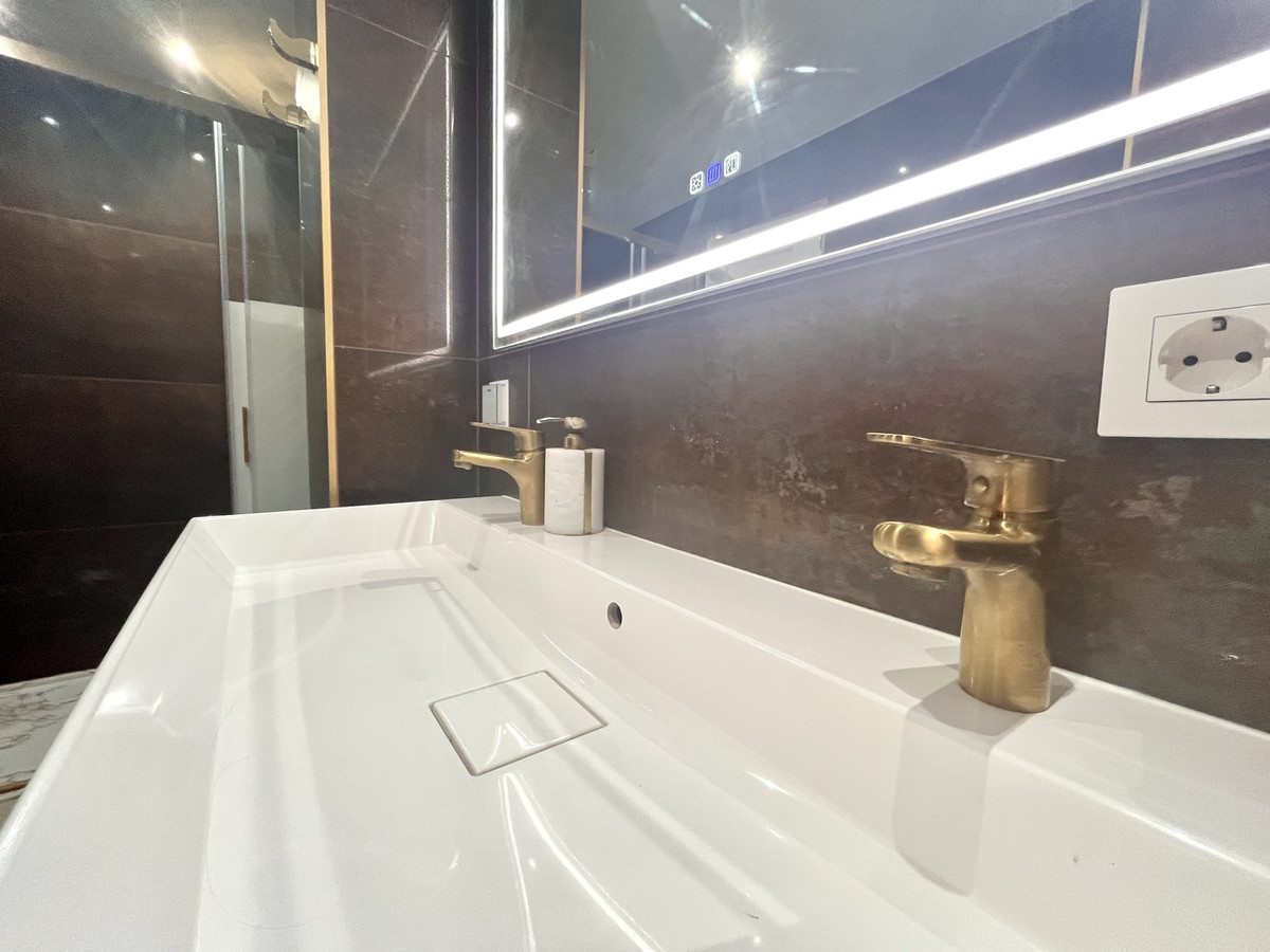 For sale - 3 Bedroom 1 Bathroom Apartment - Middle Floor Apartment in Torrevieja - Torrevieja Centro  - Alicante