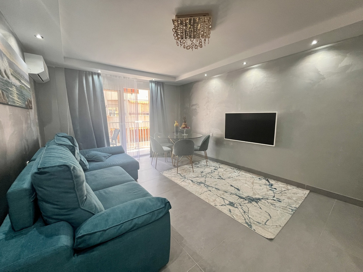 For sale - 3 Bedroom 1 Bathroom Apartment - Middle Floor Apartment in Torrevieja - Torrevieja Centro  - Alicante