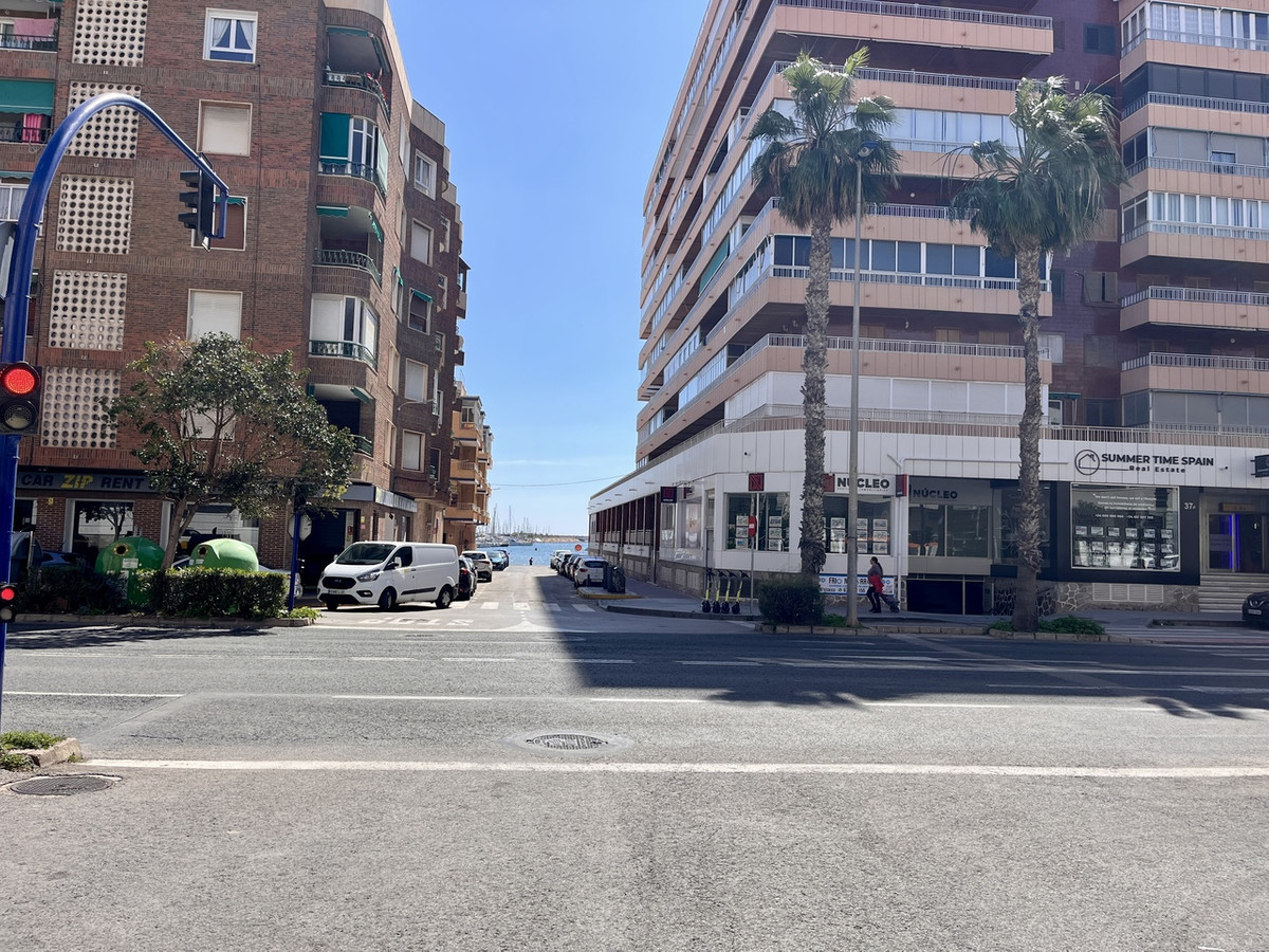 For sale - 3 Bedroom 1 Bathroom Apartment - Middle Floor Apartment in Torrevieja - Torrevieja Centro  - Alicante